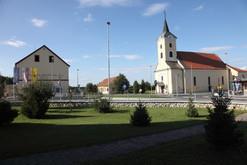 Cerkev z okolico danes